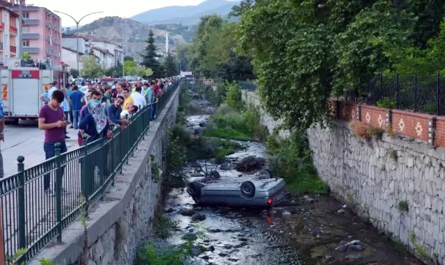 Otomobil Dereye Uçtu: 2 Yaralı