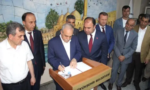 Şanlıurfa'da, Yeni Bakan Fakıbaba'ya Coşkulu Karşılama (2) Şanlıurfa'da, Yeni Bakan Fakıbaba'ya Coşkulu Karşılama (2)