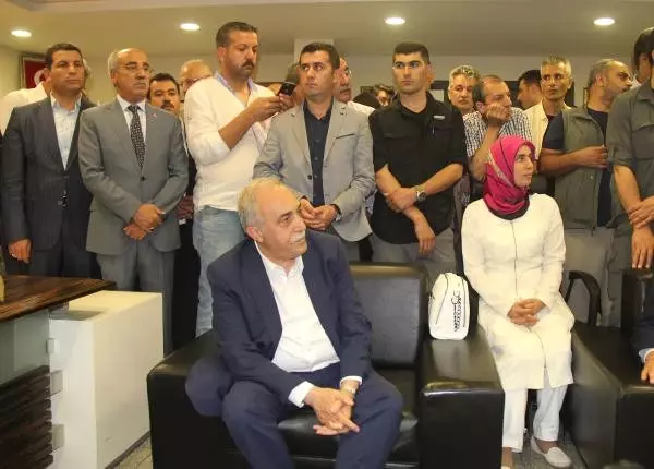 Şanlıurfa'da, Yeni Bakan Fakıbaba'ya Coşkulu Karşılama (2) Şanlıurfa'da, Yeni Bakan Fakıbaba'ya Coşkulu Karşılama (2)