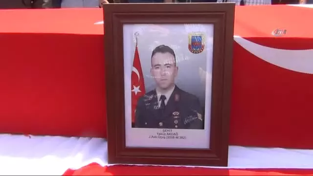 Yılın Annesi Şehit Oğlunu Son Yolculuğuna Uğurladı Yılın Annesi Şehit Oğlunu Son Yolculuğuna Uğurladı