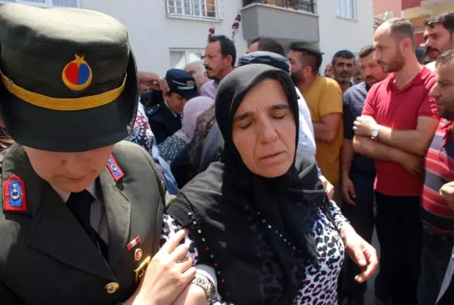 Yılın Annesi Şehit Oğlunu Son Yolculuğuna Uğurladı Yılın Annesi Şehit Oğlunu Son Yolculuğuna Uğurladı