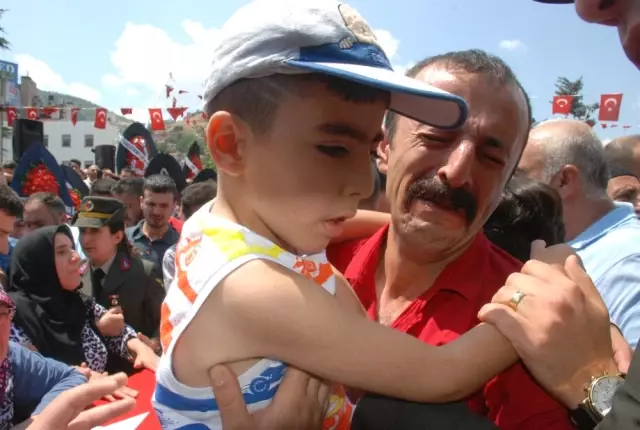Yılın Annesi Şehit Oğlunu Son Yolculuğuna Uğurladı Yılın Annesi Şehit Oğlunu Son Yolculuğuna Uğurladı