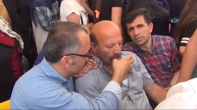 Yılın Annesi Şehit Oğlunu Son Yolculuğuna Uğurladı Yılın Annesi Şehit Oğlunu Son Yolculuğuna Uğurladı