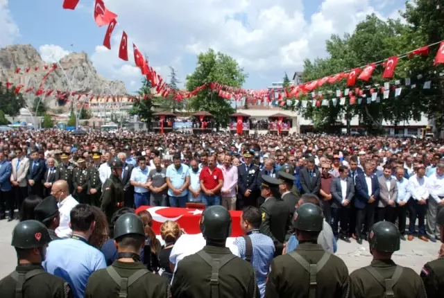 Yılın Annesi Şehit Oğlunu Son Yolculuğuna Uğurladı Yılın Annesi Şehit Oğlunu Son Yolculuğuna Uğurladı