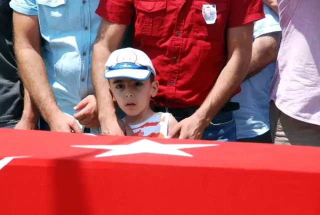 Yılın Annesi Şehit Oğlunu Son Yolculuğuna Uğurladı Yılın Annesi Şehit Oğlunu Son Yolculuğuna Uğurladı