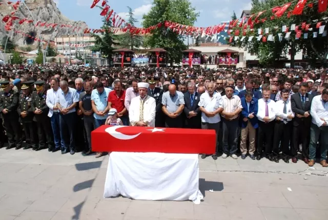 Yılın Annesi Şehit Oğlunu Son Yolculuğuna Uğurladı Yılın Annesi Şehit Oğlunu Son Yolculuğuna Uğurladı