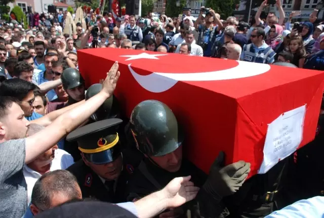 Yılın Annesi Şehit Oğlunu Son Yolculuğuna Uğurladı Yılın Annesi Şehit Oğlunu Son Yolculuğuna Uğurladı