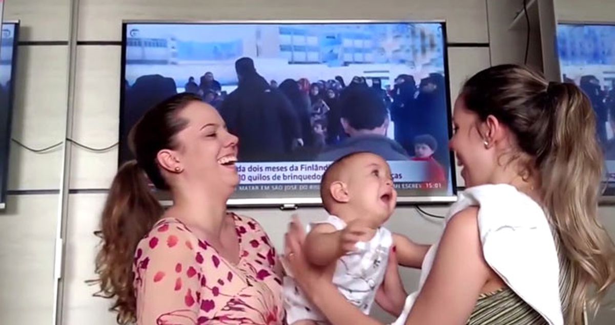 Annesinin İkiziyle Tanışan Bebeğin Kafası Karıştı