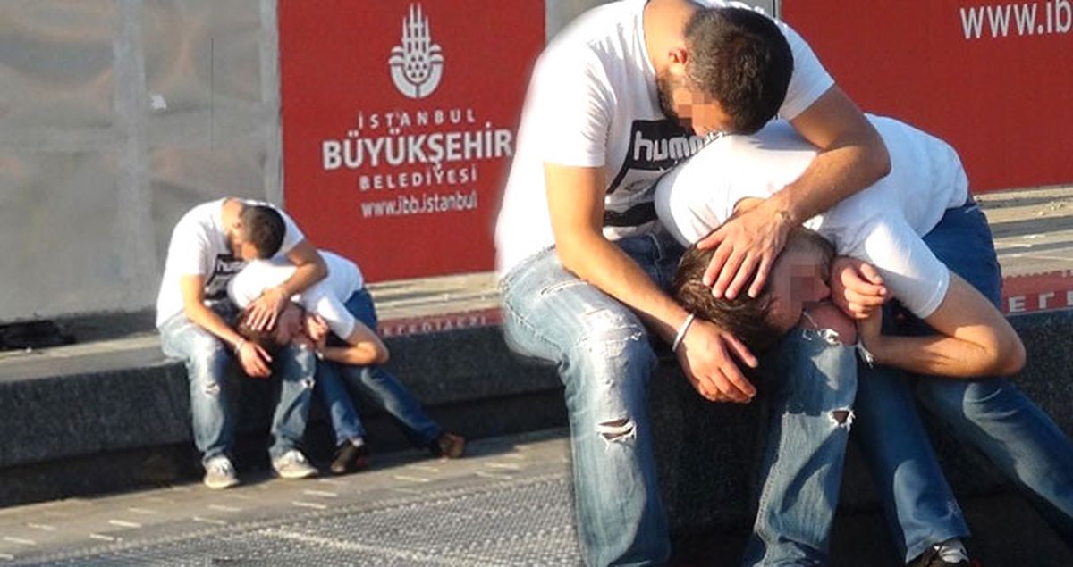 Taksim'de Bonzai Kullanan Genç Yol Kenarında Kendinden Geçti
