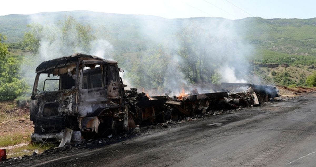 PKK'lı Teröristler Karakola Beton Bariyer Taşıyan TIR'ı Ateşe Verdi