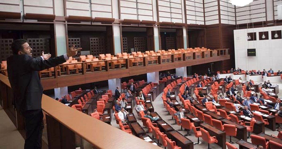 AK Partili Vekillerden Basın Locasına Çıkan CHP'li Vekillere 'Atla Atla' Tezarühatı!