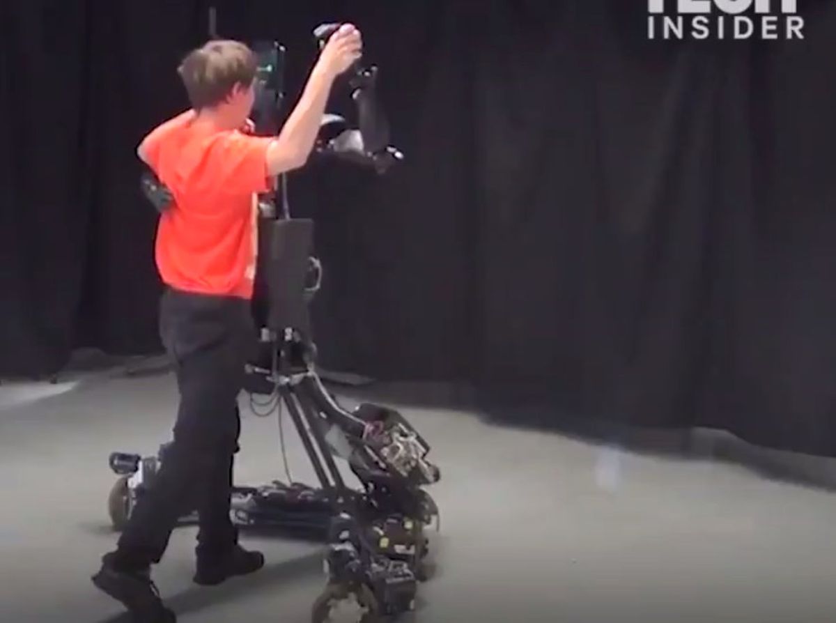 Bu Robot Sayesinde Dans Pistinin Tozunu Attıracaksınız