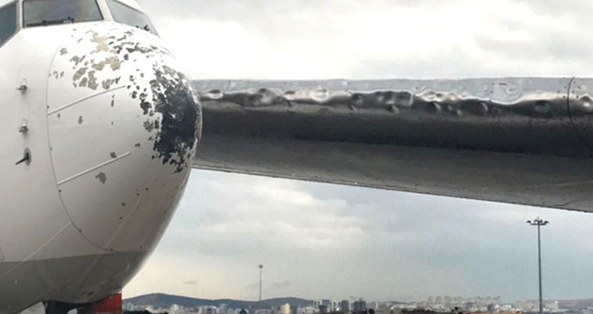 Havada Bulunan Uçağın Kanatları Ve Burnu Yağan Dolu Yüzünden Delik Deşik Oldu