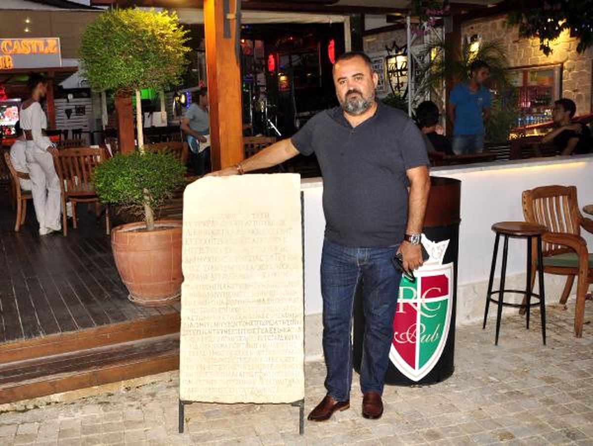 İmparatorun 1750 Yıllık Mektubunun Kopyasını, Bulunduğu Kafede Sergiliyor