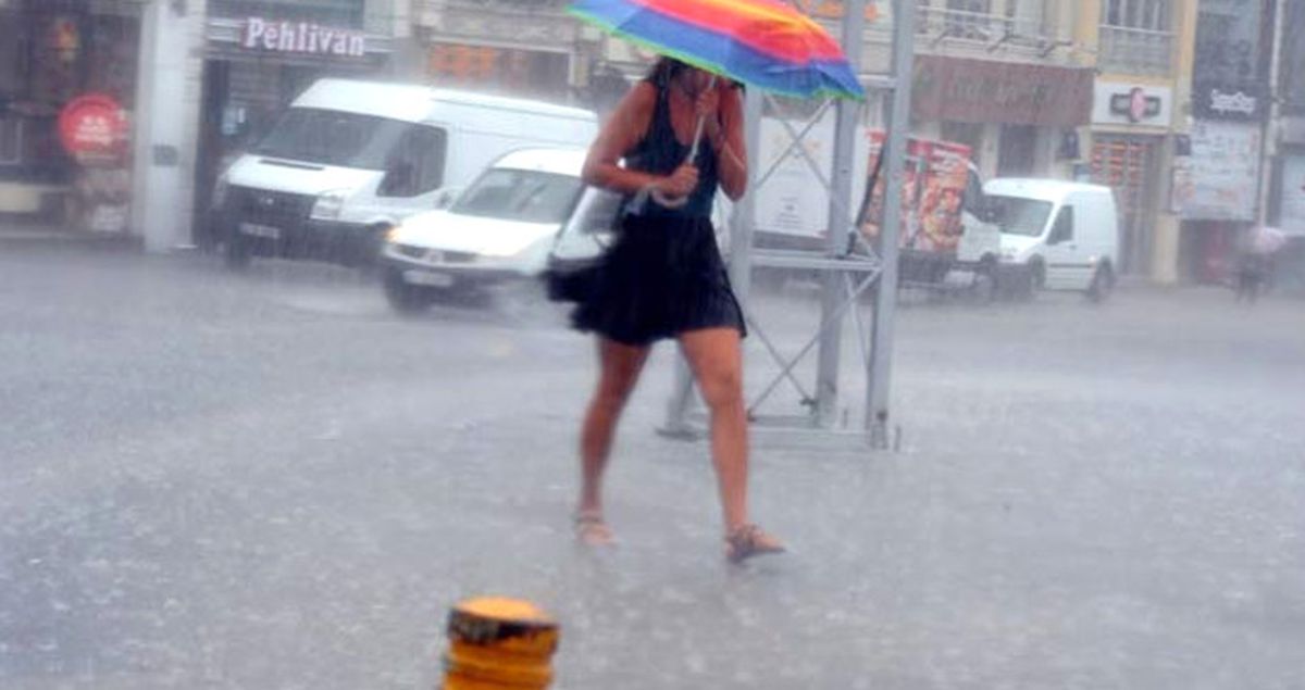 İstanbul'da Şiddetli Yağış Hortuma Dönüştü! Yumruk Büyüklüğünde Dolu Yağdı