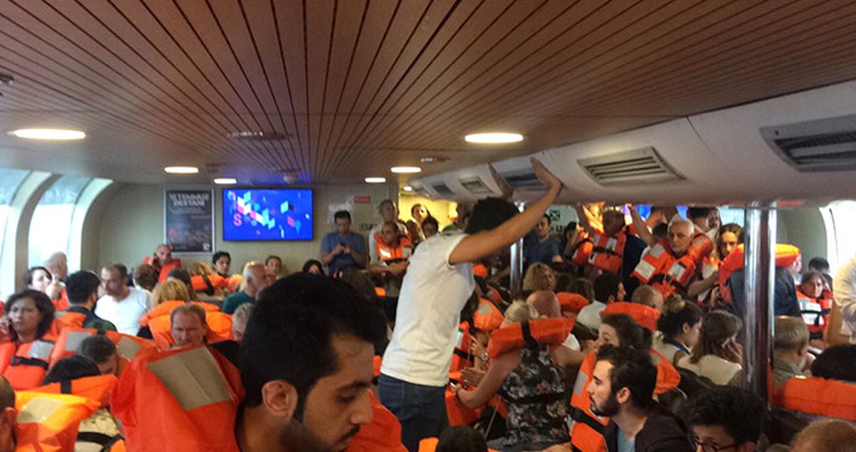 Kadıköy'e Giden Şehir Hatları Vapuru Onlarca Yolcusuyla Denizde Mahsur Kaldı