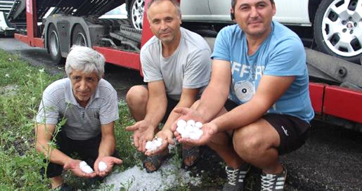 Kapıkule'ye Ceviz Büyüklüğünde Dolu Yağdı, Araçların Camları Kırıldı