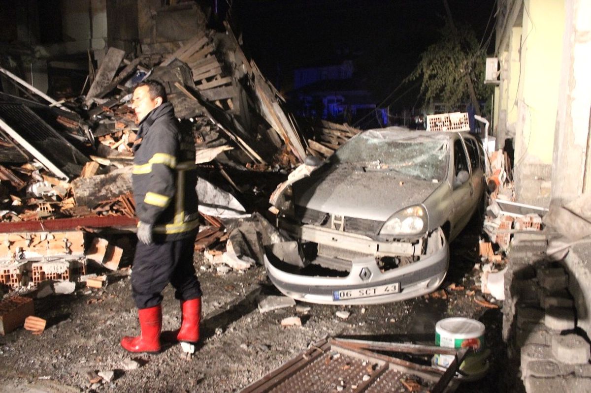 Lokantada Tüp Patladı, 2 Katlı Bina Yerle Bir Oldu