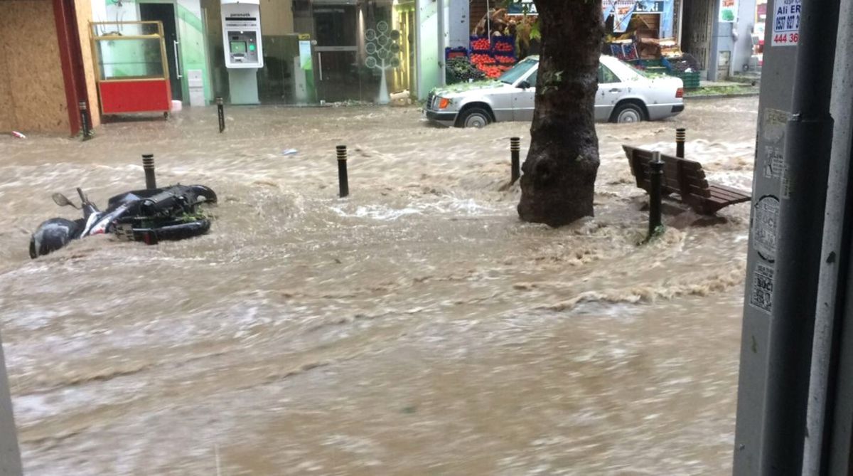 Şiddetli Yağış ve Fırtına İstanbul'u Yerle Bir Etti