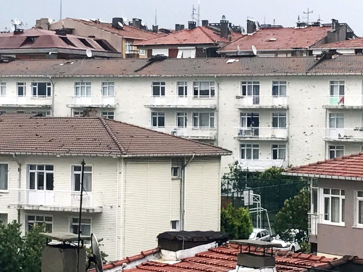 Üsküdar'da Dolu Yağışı Binaların Dış Cephelerini Deldi