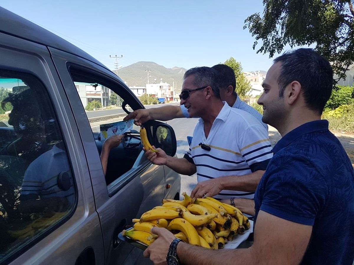 Anamur'da Sürücülere Muz Dağıtıldı