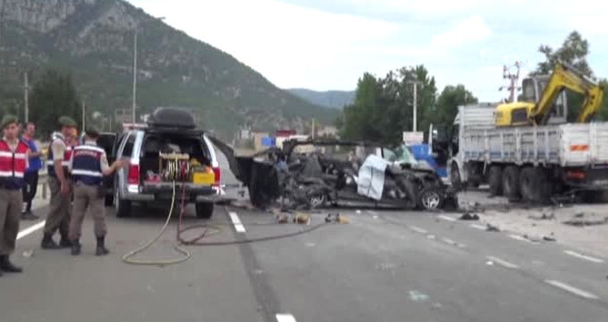 Uyuyan Minibüs Şoförü TIR'a Arkadan Çarptı: 3 Ölü, 2 Yaralı