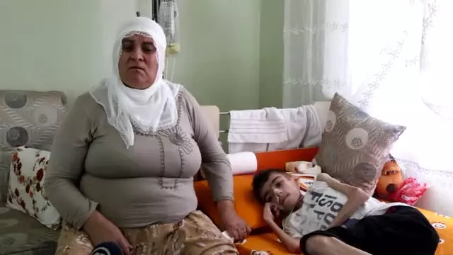 Çocukluğunu Yaşayamadan Günden Güne Eriyor Çocukluğunu Yaşayamadan Günden Güne Eriyor