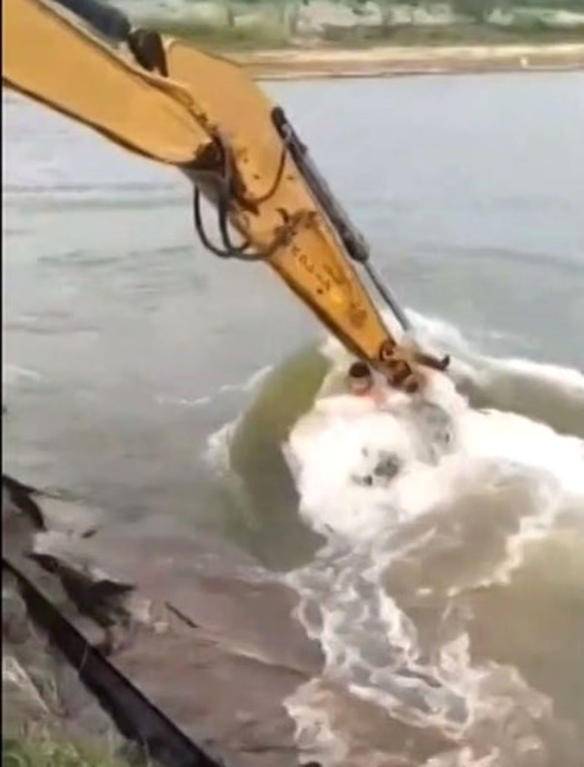 İşte Görev Bilinci! Dozer Operatörü, Arkadaşını Kepçeyle Nehre Sokup Yıkadı