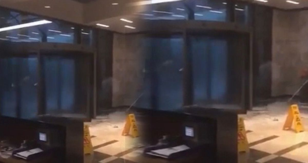 İstanbul'daki Felaketi En İyi Anlatan Görüntü! Döner Kapının Tuzla Buz Olduğu Anlar Kamerada