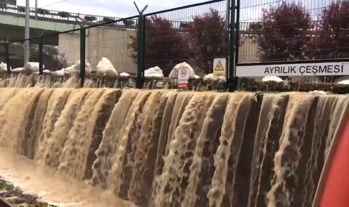 Ayrılık Çeşmesi Doldu Taştı! Marmaray İstasyonunda Adeta Şelale Oluştu