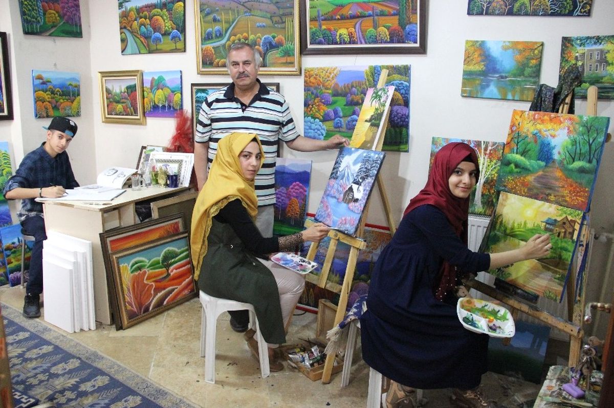 Ressam Hasan Kara'dan, Iraklı 3 Mülteciye Ücretsiz Resim Kursu