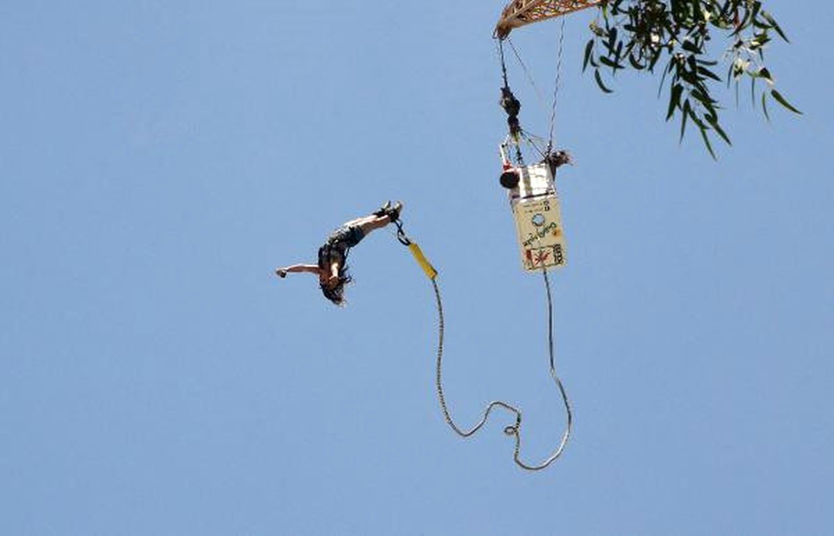 Turistlere Bungee Jumping Eğlencesi