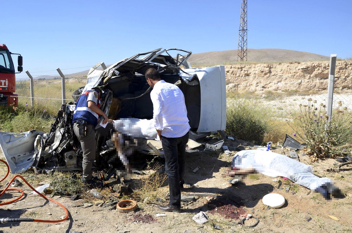 Taziyeden Dönen Otomobil, Başka Bir Otomobile Çarptı: 4 Ölü, 3 Yaralı