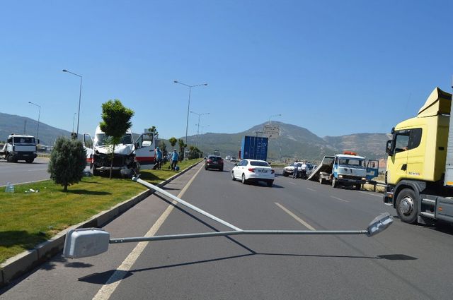 Manisa'da Zincirleme Kaza: 2 Yaralı