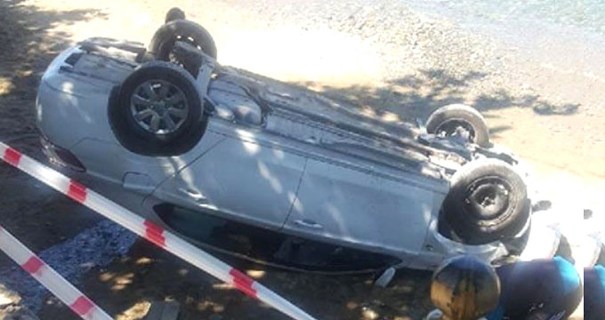74 Yaşındaki Sürücü, Kontrolü Kaybedip Plaja Daldı