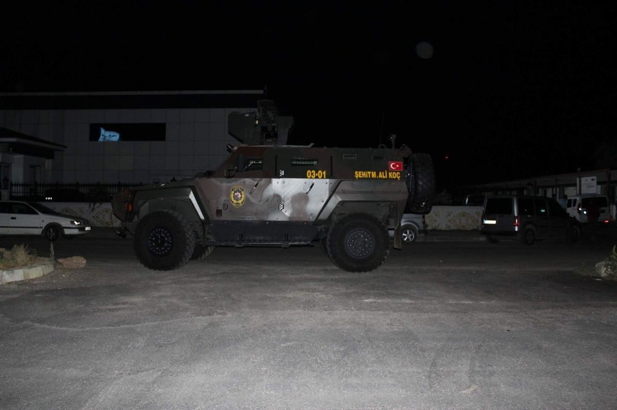 Fabrika Bahçesindeki Eğlenceye Özel Harekat Polisi Zırhlı Araçla Müdahale Etti