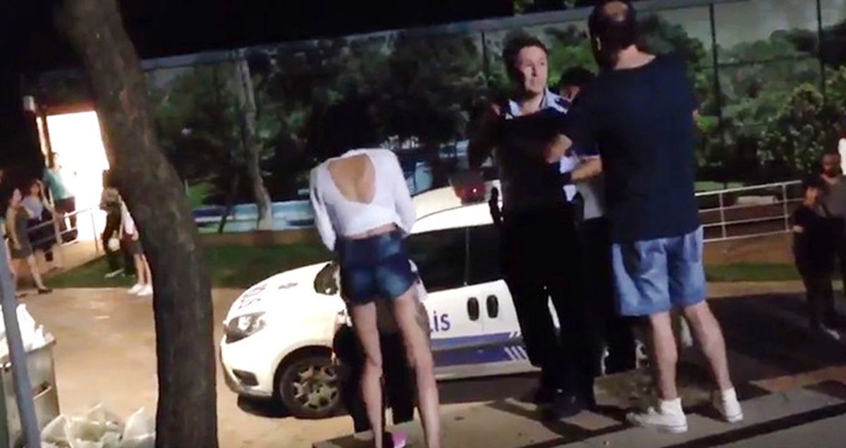 Güvenlik Görevlisinden Şortla Parka Gelen Kadına: Bu Kıyafetle Burada Gezemezsin