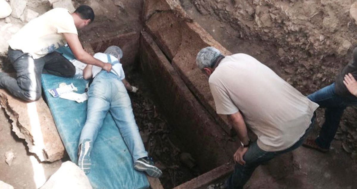 Antrandos Antik Kenti'nde 2 Bin 500 Yıllık Lahit Mezar Bulundu