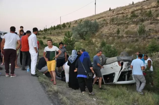 Ticari Araç ile Çarpışan Otomobil Şarampole Yuvarlandı: 5 Yaralı