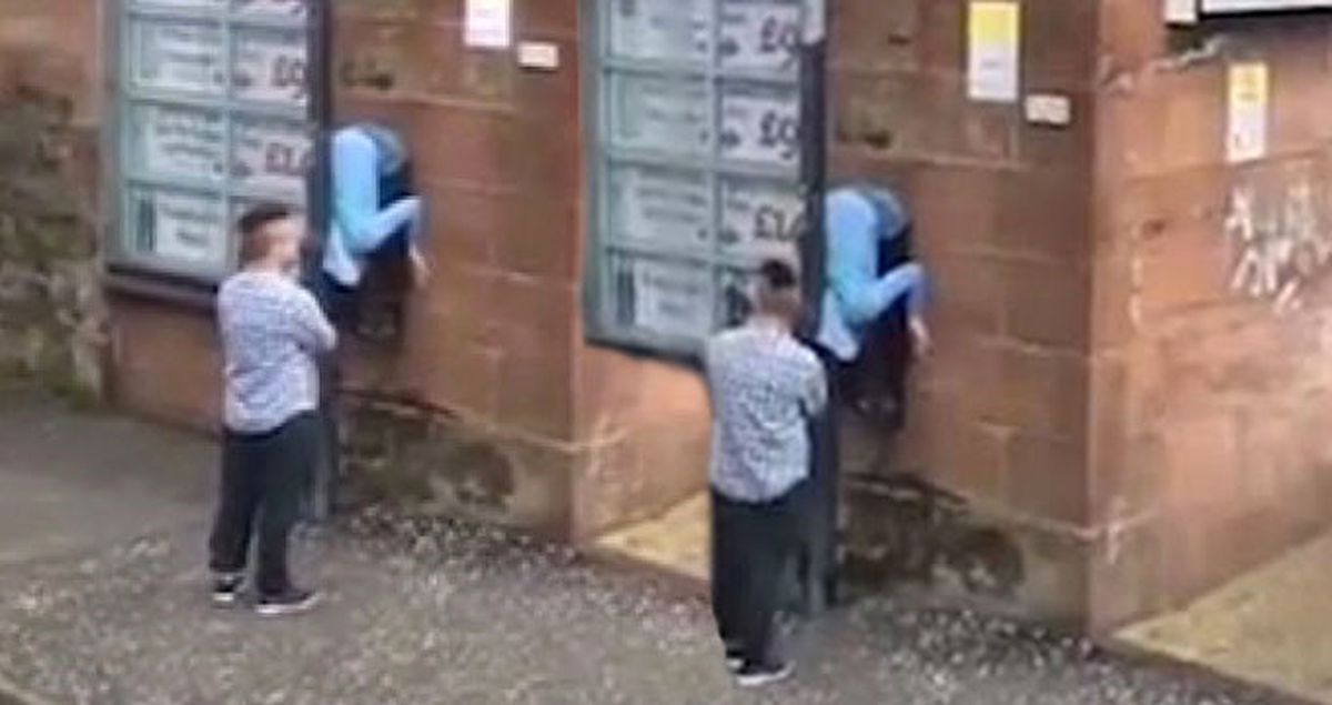 Alkollü Genç Kız, Duvarla Direk Arasına Tuhaf Bir Pozisyonda Sıkıştı!