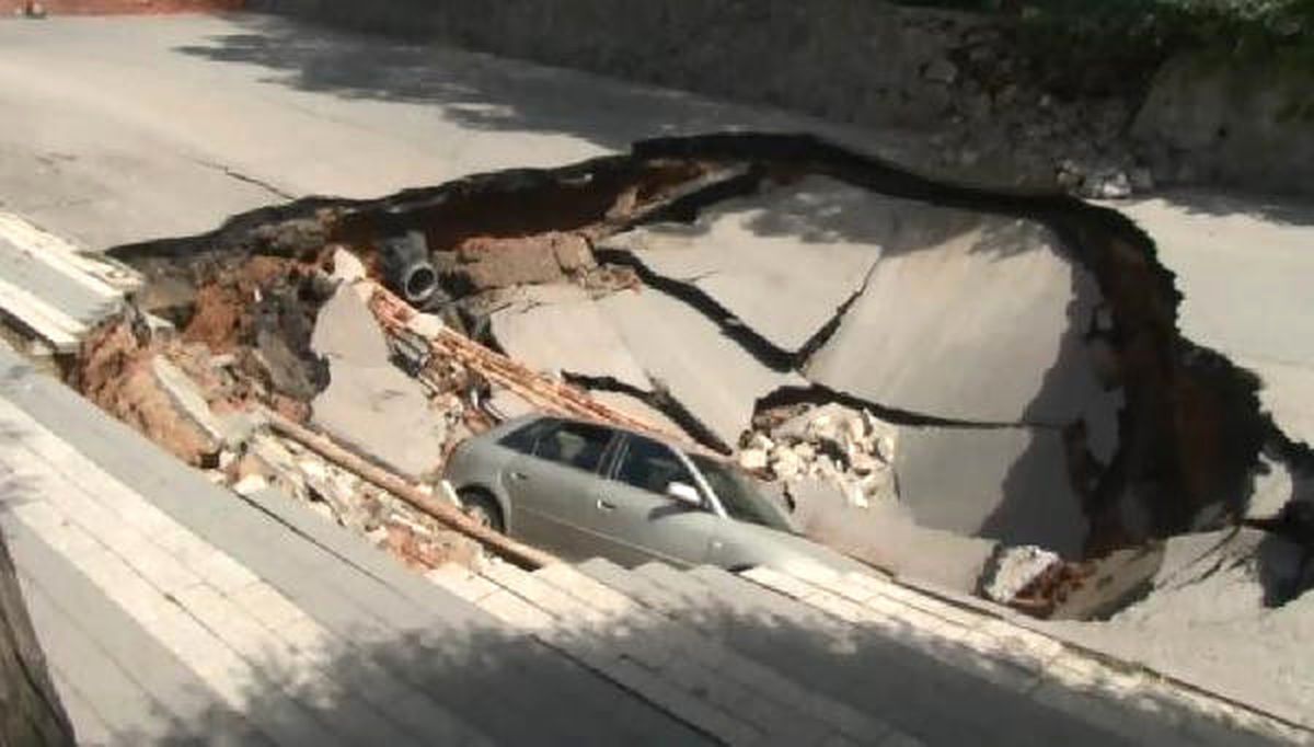Çamlıca'da Yol Çöktü! Bir Araç Çöken Yolun İçine Düştü