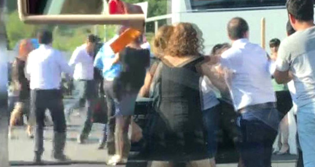 Düğün Konvoyunda Yol Verme Kavgası! Sürücüler Birbirine Girdi, Tekmeler Havada Uçuştu