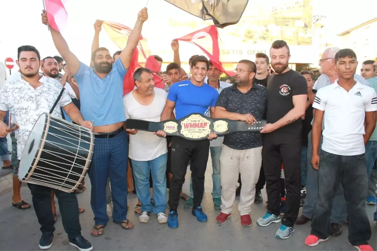 Dünya Şampiyonuna Davullu Zurnalı Karşılama