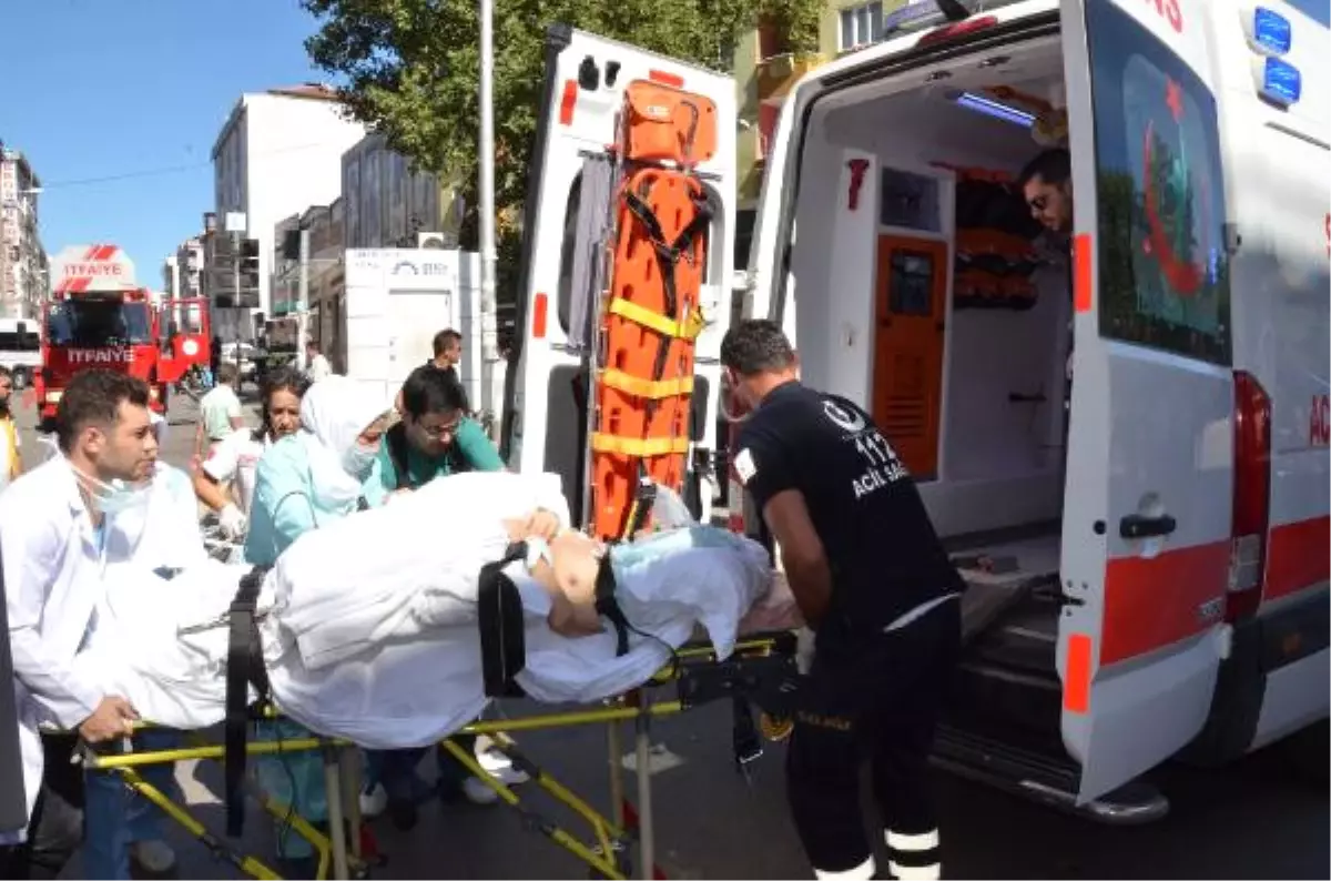 Hastane Bitişiğindeki Çatı Yangını Korkuttu