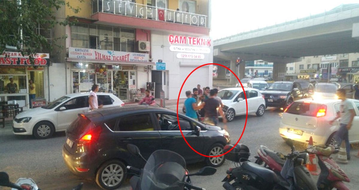 Sokak Ortasındaki Yumruklu, Sopalı Kavgayı Vatandaşlar Güçlükle Ayırdı