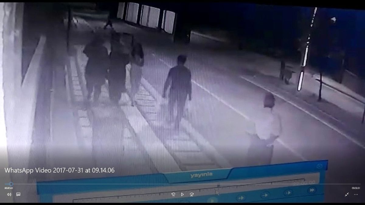 'Beni Cinler Gönderdi' Dedi, Ekmek Bıçağıyla Terör Estirdi! O Anlar Kamerada