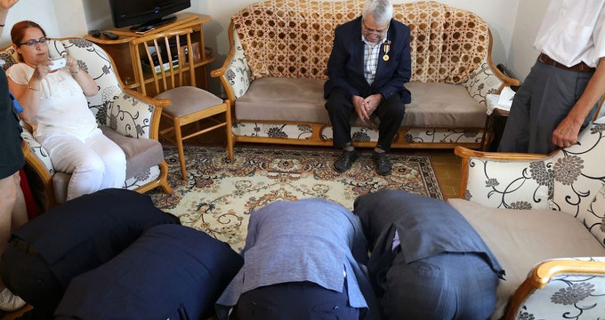 Güney Kore Heyeti, Ziyaret Ettikleri Kore Gazilerinin Önünde Eğildi