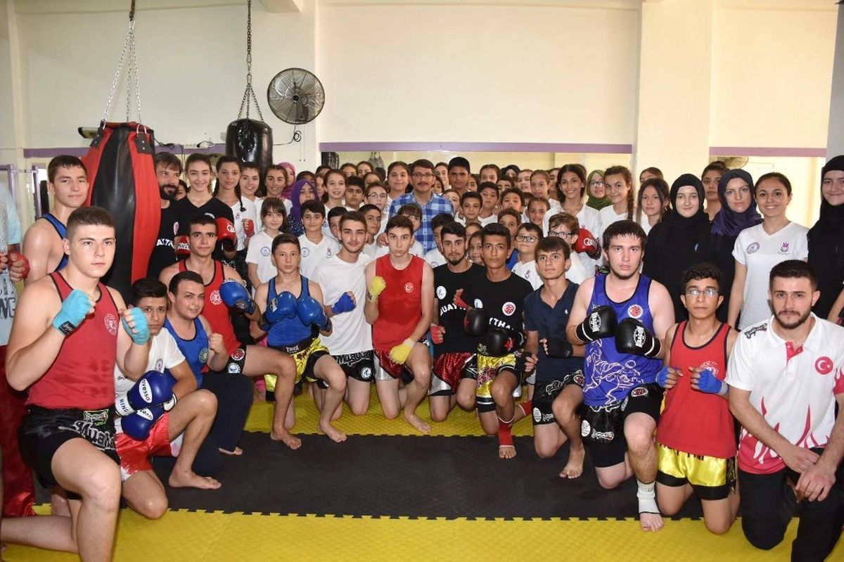 Başkan Çelik Şehzadeler'in Sporcularıyla Buluştu