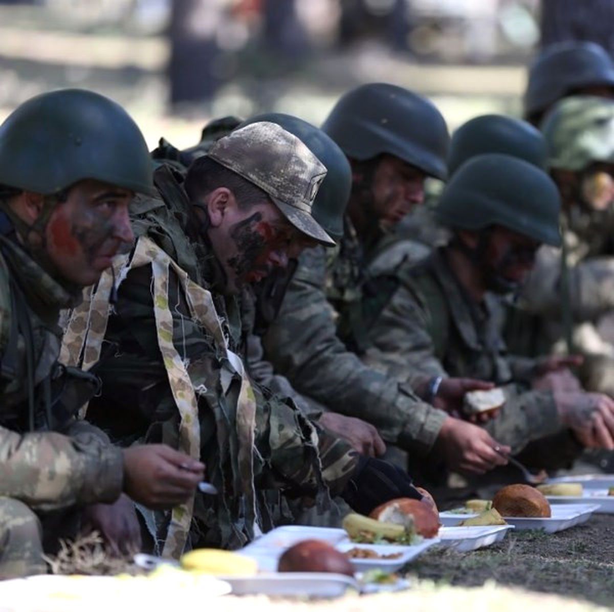 Genelkurmay, Mehmetçiğin Yerde Yemek Yediği Görüntüleri Paylaştı