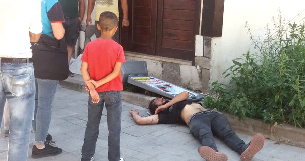 Madde Krizine Girip Bayılan Genci Çocuklar Endişeli Gözlerle İzledi
